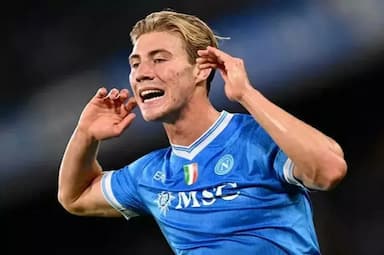 曼联4400万卖霍伊伦德基本谈妥！转会巨头志得意满，承诺继续买人_球员_欧冠_那不勒斯