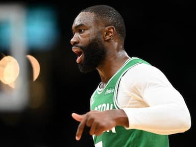 布朗本赛季场均出手6次中距离，联盟最多，命中率52.8%-NBA新闻